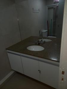 戈亚尼亚Apartamento 1011的一间带水槽和镜子的浴室