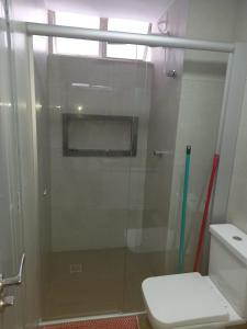 戈亚尼亚Apartamento 1011的浴室设有玻璃淋浴间和卫生间