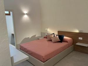 泰尔莫利B&B LE MAGNOLIE的一间卧室配有带橙色床单和枕头的床。