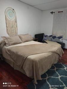 梅塞德斯La Baquiana的一间卧室配有一张带床头板的床