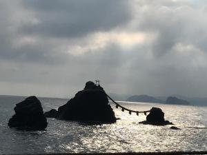 Hutami民泊　二見のおうち的水中岩石顶上的十字架