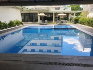卡瓦延市The Hotel Andrea的一座建筑物中央的游泳池