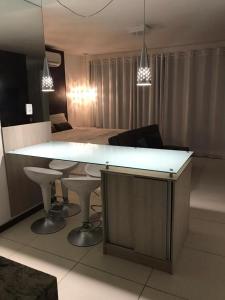 马塞约Villas do Pratagy Temporada Limão的客厅配有大型白色柜台和桌子
