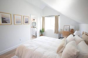 Beautiful, Coastal Modern Point Loma Retreat客房内的一张或多张床位