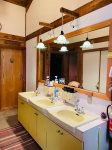 高森町山林舍的一间带两个盥洗盆和大镜子的浴室