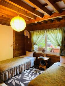 高森町山林舍的一间卧室设有两张床和窗户。