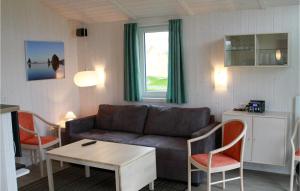 特拉弗明德Pulverhorn 9 - Dorf 4的客厅配有沙发和桌椅