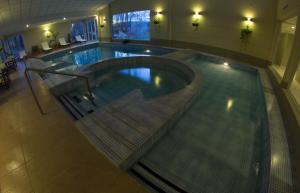 马拉圭马拉格酒店的大楼内的大型游泳池