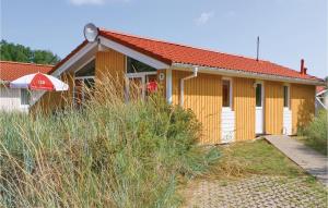 特拉弗明德Schatzkiste 1 - Dorf 4的红色屋顶的黄色小房子