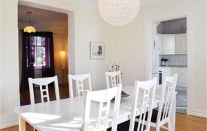 斯塔德Nice Apartment In Ystad With 2 Bedrooms And Wifi的白色的用餐室配有白色的桌椅
