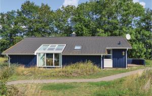 特拉弗明德Freibeuterweg 8 - Dorf 6的蓝色房子,有 ⁇ 帽屋顶