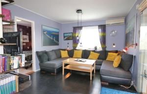 克里斯蒂安斯塔德Beautiful Home In Kristianstad With Wifi的客厅配有沙发和桌子