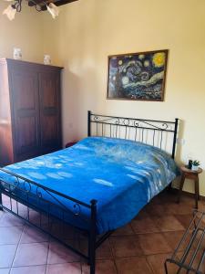 锡耶纳La Casina Verde的一间卧室配有一张带蓝色棉被的床