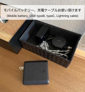 直岛町BATONWORKS Naoshima的装有充电器和手机的盒子