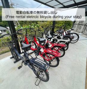 直岛町BATONWORKS Naoshima的一组自行车彼此停放