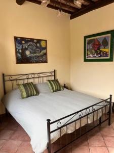 锡耶纳La Casina Verde的一间卧室,卧室内配有一张大床