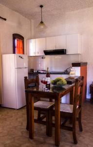 卡罗维西Hesperia Hotel的厨房配有木桌和白色冰箱。