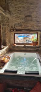 BermellarCasa Rural Therma Agreste的大型浴缸设有窗户和水槽