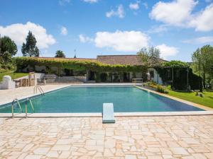 新蒙特莫尔Country mansion in Montemor o Novo Alentejo with shared pool的房屋前的游泳池