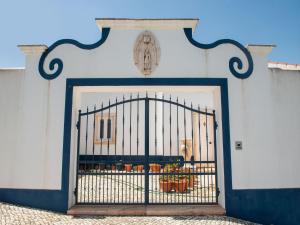 新蒙特莫尔Country mansion in Montemor o Novo Alentejo with shared pool的围墙的大门,有盖的
