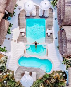 乌鲁瓦图Gravity Eco Boutique Hotel - Adults Only的享有度假村游泳池的顶部景致