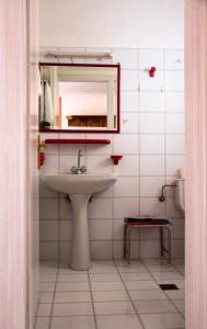 卡罗维西Hesperia Hotel的一间带水槽、镜子和卫生间的浴室