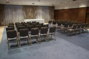 布宜诺斯艾利斯格朗德国王酒店的会议室里一排椅子的房间