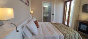 帕尔盖利亚Hotel Residence Piccolo的一间卧室配有一张床,并在一间客房内配有电视。