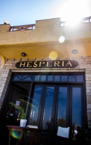 卡罗维西Hesperia Hotel的大楼一侧的餐厅标志