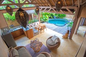 吉利阿尔安娜哈塔 - 热带私人别墅的享有带游泳池的天井的顶部景致