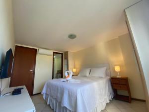 纳塔尔Natal Plaza 604-Ponta Negra的一间卧室配有一张带白色床罩的床