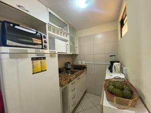 纳塔尔Natal Plaza 604-Ponta Negra的厨房配有冰箱和一篮水果