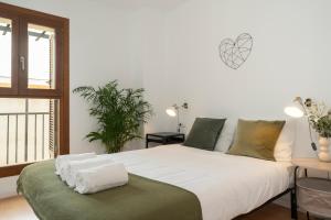 圣玛丽亚港CASA PALACIO SUR的一间卧室设有一张大床和一个窗户。