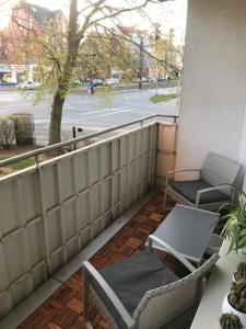 汉诺威3. 5 min to HANNOVER MESSE FAIR GROUND PRETTY 2 ROOM APARTMENT的街景阳台配有两把椅子和一张桌子