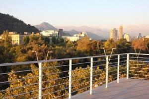 圣地亚哥Mito Casa Hotel的从大楼的阳台上可欣赏到城市景观