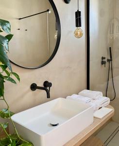 阿波罗尼亚Gerofinikas Boutique Hotel的浴室设有白色水槽和镜子