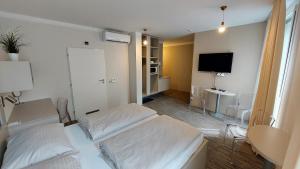 奥洛穆茨Smarthotel Nezvalova Archa的酒店客房设有两张床和一台平面电视。