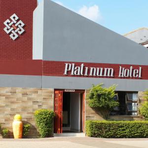 哈博罗内Platinum Hotel的一座标有古色古香酒店标志的建筑