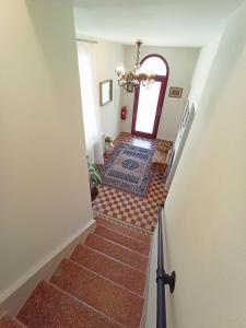 巴塔利亚泰尔梅Ca' D'Agostino的走廊设有楼梯、吊灯和窗户
