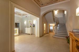 马里纳-迪卡斯塔涅托Hotel Villa Bolgheri的房屋内带楼梯的走廊
