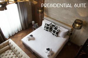 米德尔堡罗斯福精品酒店的一间卧室配有带白色床单和枕头的床。
