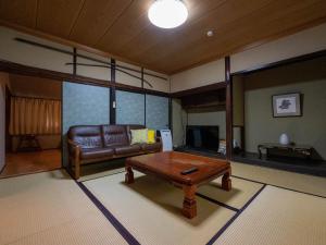 熊本SUMITSUGU HOUSE Grandpa的带沙发和咖啡桌的客厅