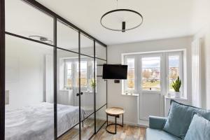 卡尔帕奇Kamilkowy Apartament的一间卧室配有一张床、一把椅子和窗户。