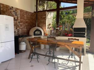 特雷索波利斯Cantinho na Serra的厨房配有木桌和炉灶。