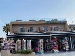 佩科霍里Hotel Pefkohori Beach的商店前方有大量商品