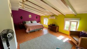 翁蒂年特Finca La Higuera - Boutique B&B的一间卧室设有一张床和色彩缤纷的墙壁