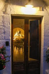 阿尔贝罗贝洛EnjoyTrulli - Unesco Site的通往带桌子的用餐室的门