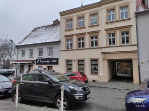 绿山城StayCity - starówka Zielona Góra的停在大楼前的智能汽车