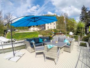 兰施泰因Hausboot Schleuseninsel的一个带桌子和蓝伞的庭院