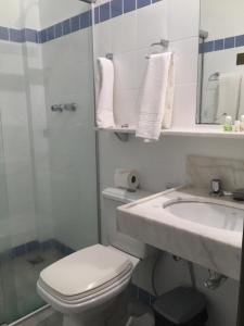 欧鲁普雷图多斯奥菲西斯旅馆的白色的浴室设有卫生间和水槽。